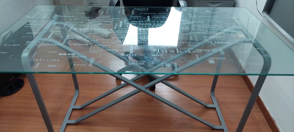 Secretaria em vidro transparente com desenhos