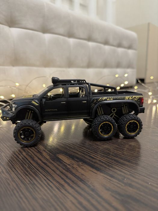 Продам металеву машинку-позашляховик