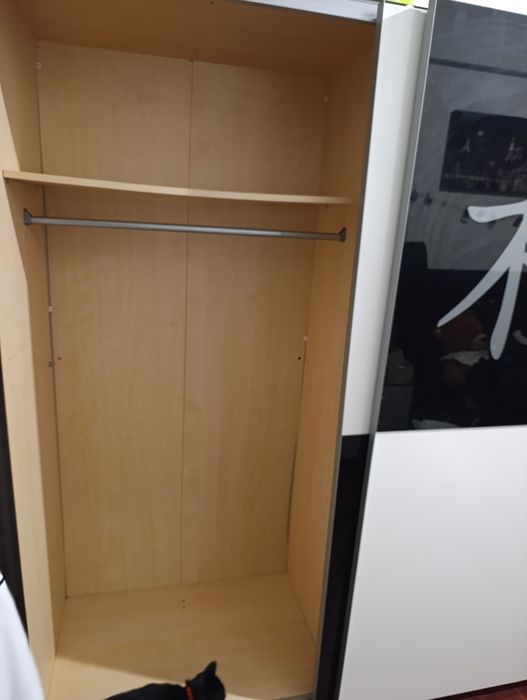 Guarda Roupa preto e branco