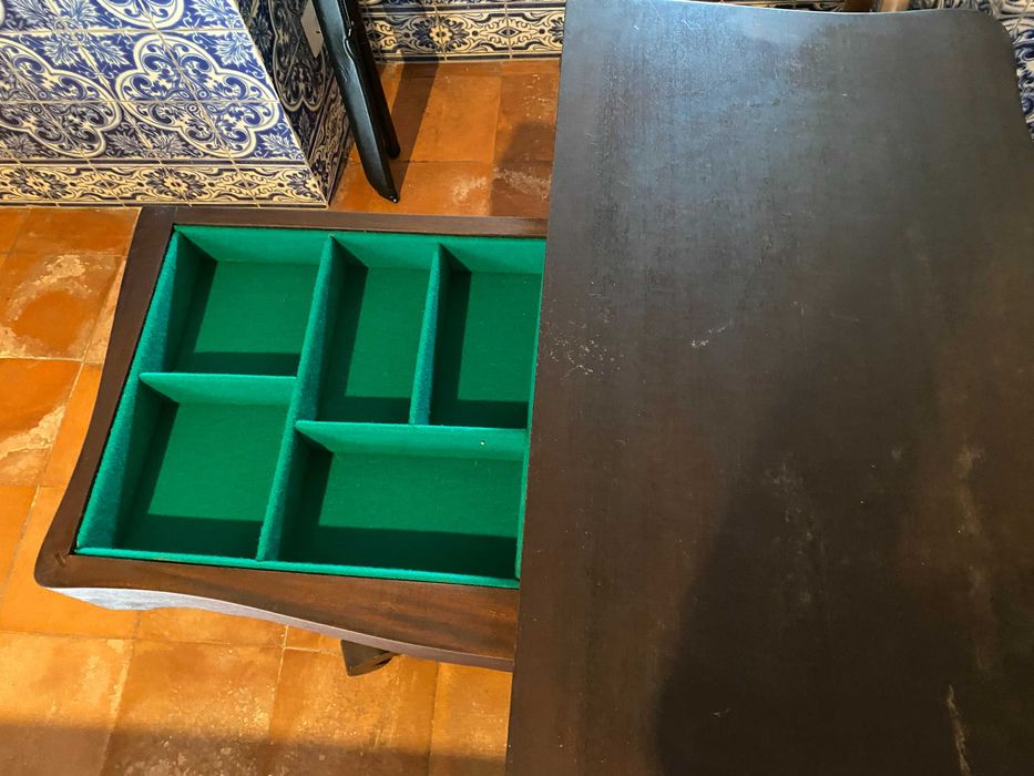 Mesa de jogo de madeira com pano