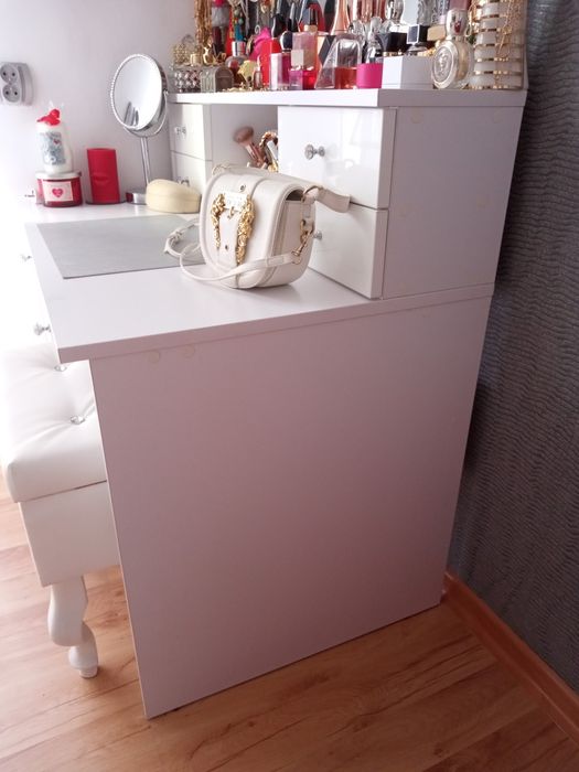 Piękna toaletka biurko