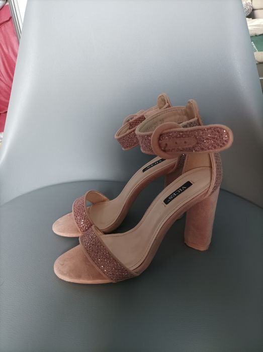 Sandałki na obcasie