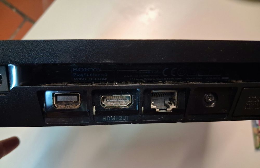 PS4 Slim 1TB + Comando + Jogo LEGO Worlds (Impecável)