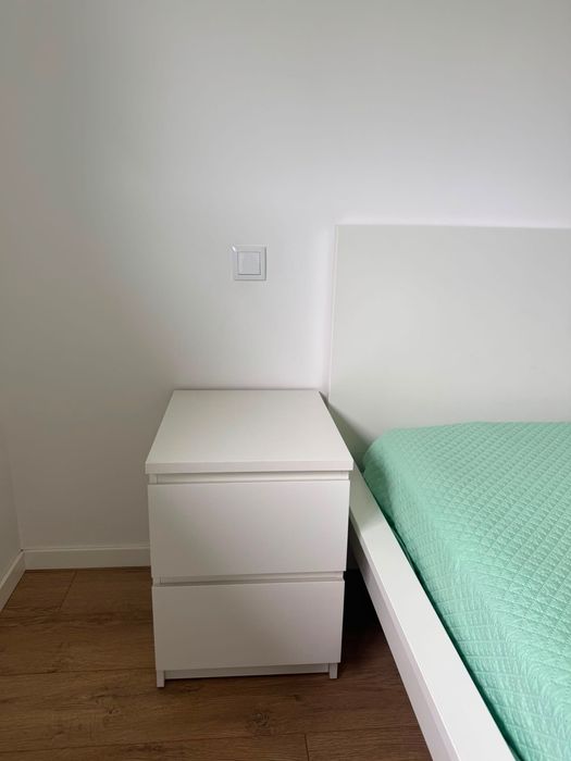 Cama MALM com mesa de cabeceira