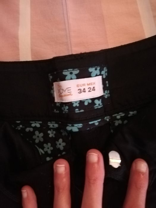 Calções um pouco acima do joelho