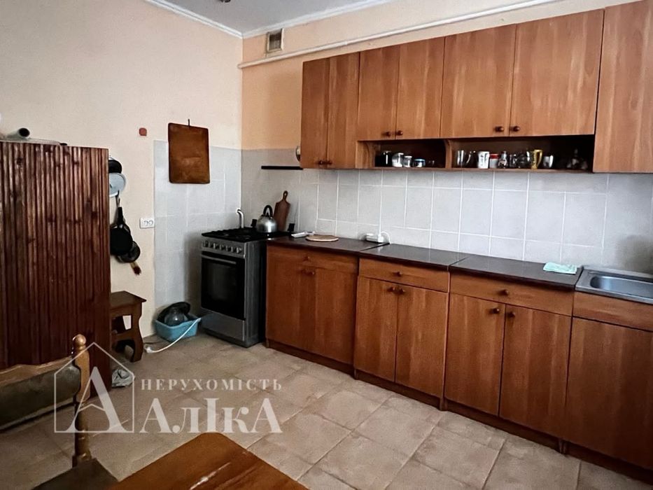 Продам двоповерхову частину будинку