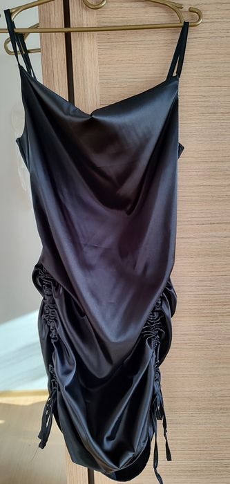 Atłasowa sukienka PAKUTEN