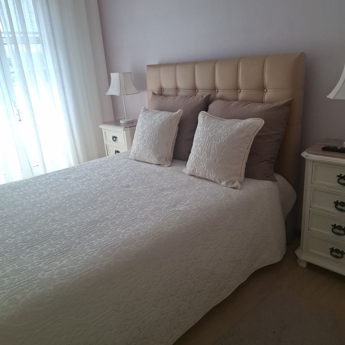 Cama casal praticamente nova com pouco uso