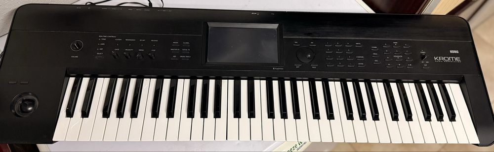 Vendo Korg Krome 61 teclas + saco