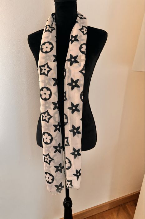 Encharpe nova branca com estampado em preto