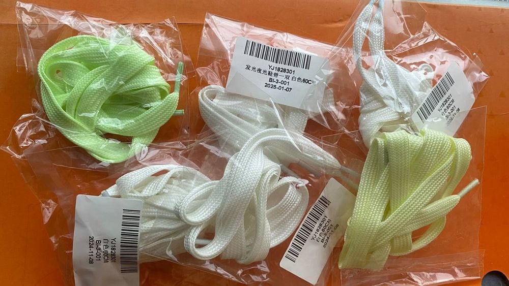 Шнурки светящиеся новые