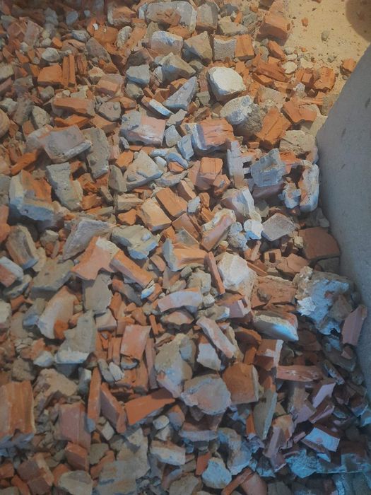 Безкоштовно віддам  биту цеглу, бетон