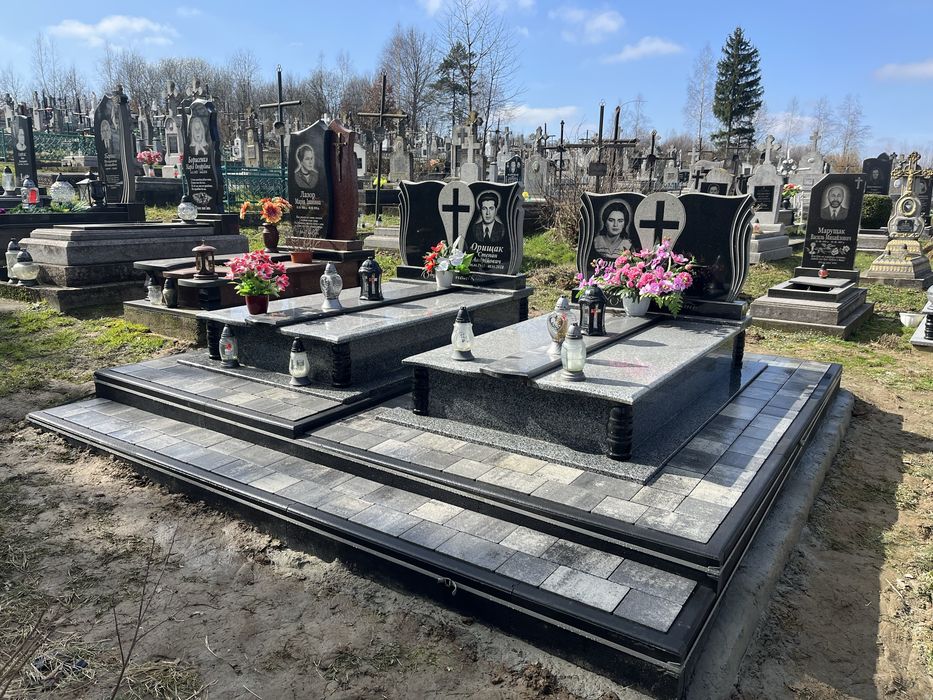 Укладання бруківки біля памятників.