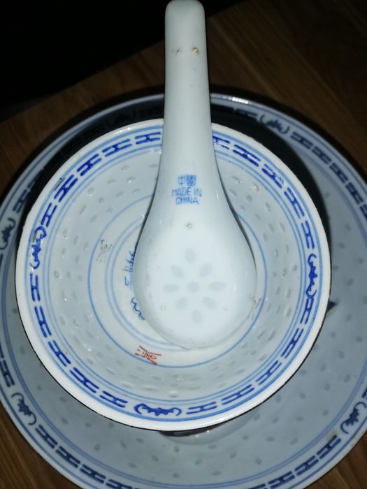 8 tigelas 8 colheres  1 saladeira de loiça chinesa