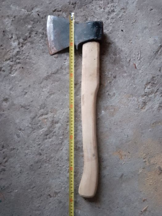 Топор с ручкой ,наточенный.