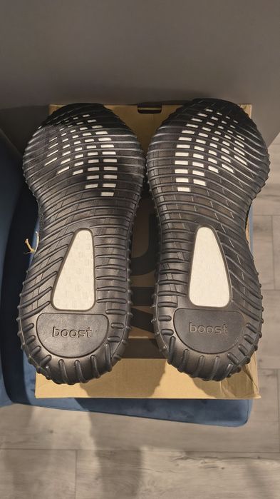 yeezy 350 v2 red stripe