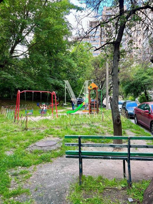 Продаж 3 кімнатної квартири в жилому стані Київ, Правий берег, вул. Стадіонна, метро Вокзальна, центр