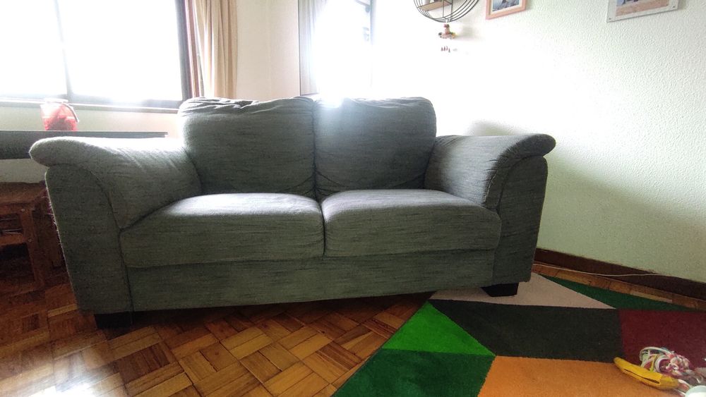 Sofá cinzento de 2 lugares