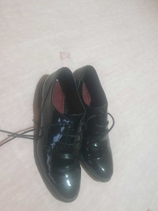 sapatos preto de verniz com atacador zara