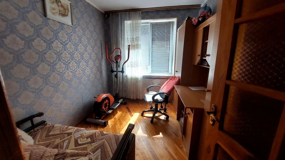 Продам 4-кімнатну квартиру. Пр-т Незалежності,301.