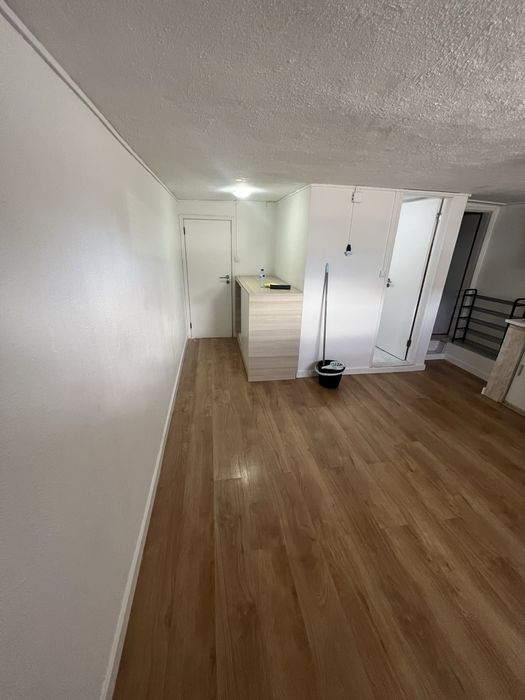 Cave/Estúdio para Arrendamento com Cozinha e Casa de Banho