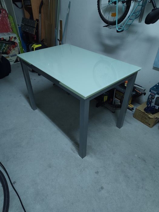 Mesa Extensível com tampo em vidro e 4 cadeiras