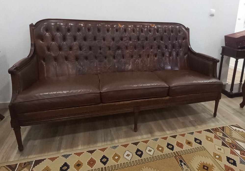 Mesa de apoio e sofá em pele verdadeira
