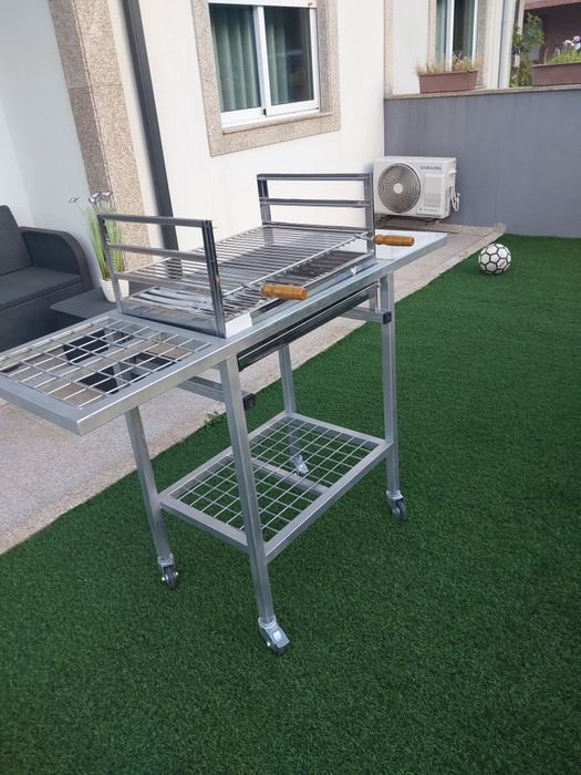 Churrasqueira com rodas queimador e  grelha em inox