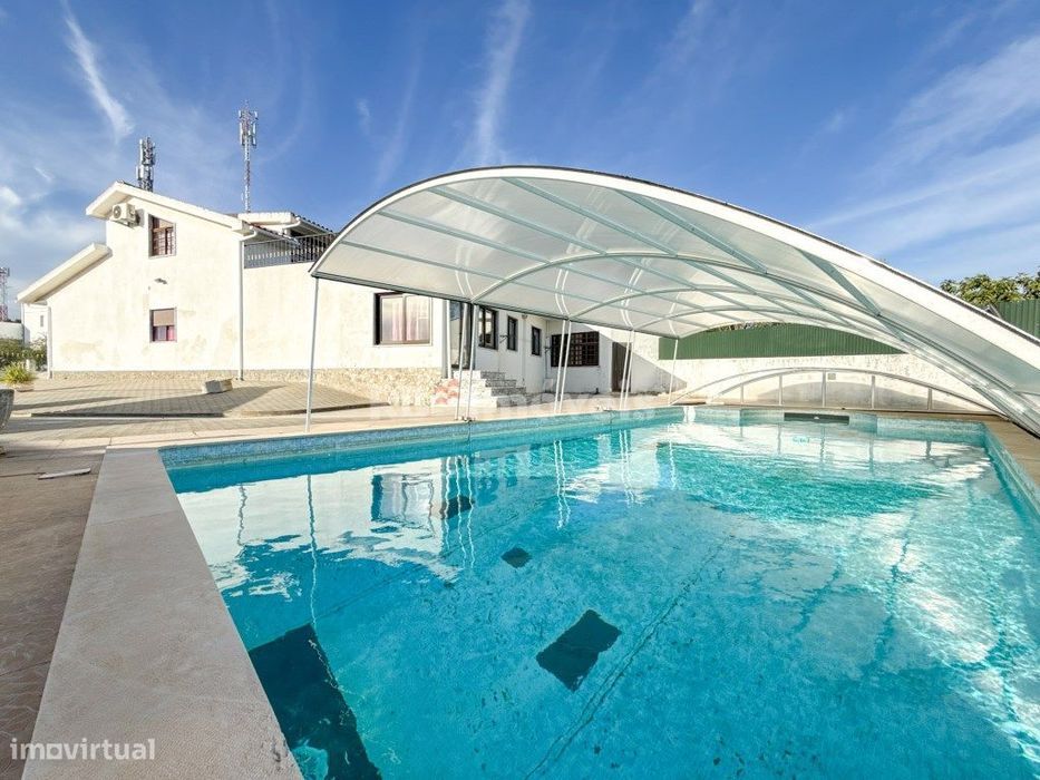 Moradia T4+2 com Piscina, 3 Garagens e Vista Deslumbrante para o Ri...