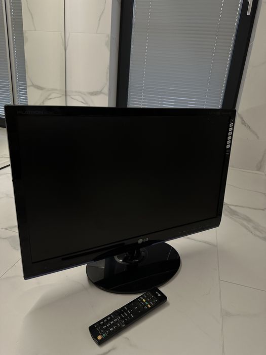 TELEWIZOR 27'' LG DM27800D  W zestawie pilot i kabel-stan bardzo dobry