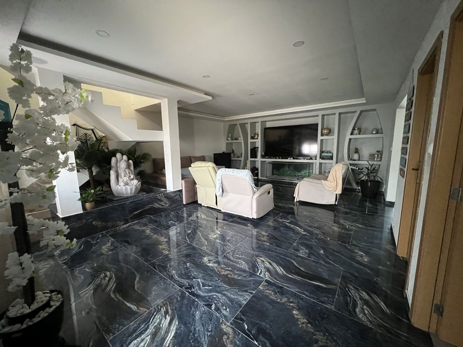 Casa res de chao e 1 andar com garagem e telheiro