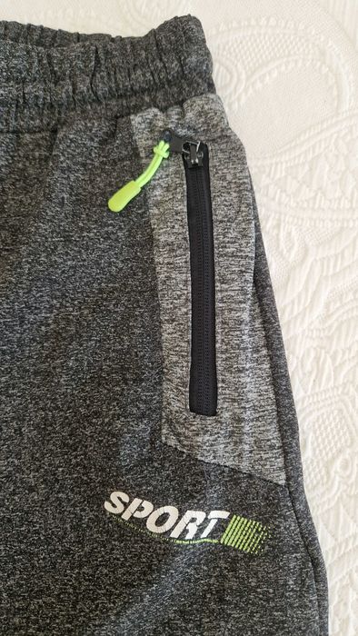 Calções desportivos, cinzentos, tamanho 12 anos