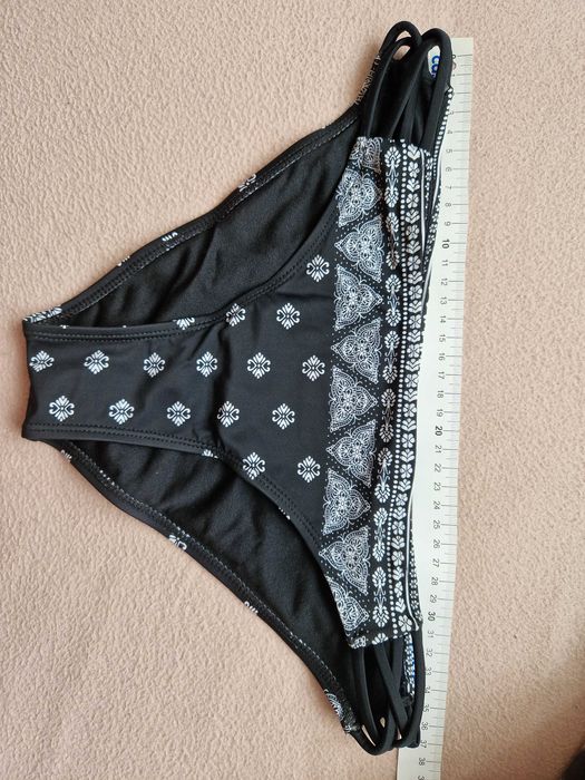 Ozdobny dół od stroju kąpielowego bikini