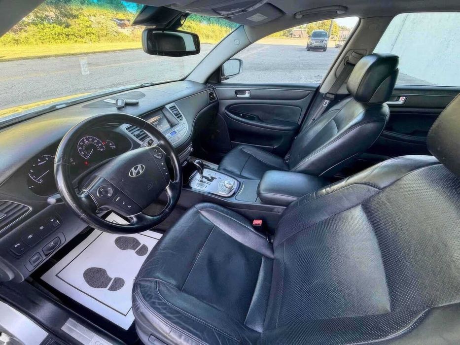 Hyundai Genesis      2012