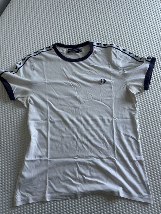 Vendo t-shirt da marca Fred Perry  em bom estado tamanho M.