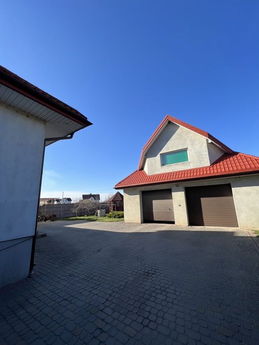 Продаж будинку з окремим гаражем