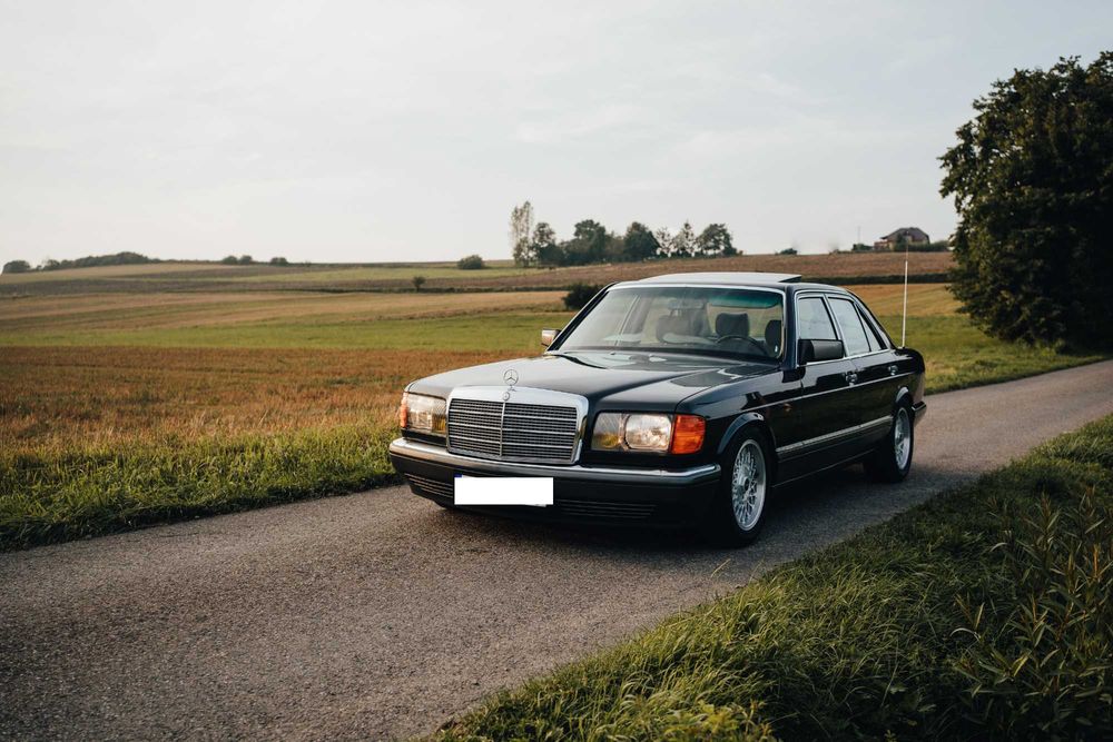 Klasyczny Mercedes S-klasa W126 z kierowcą do ślubu