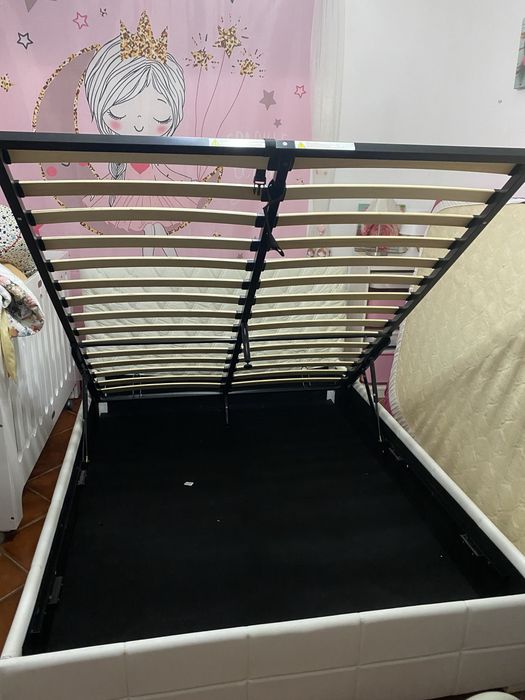 Cama casal com arrumação
