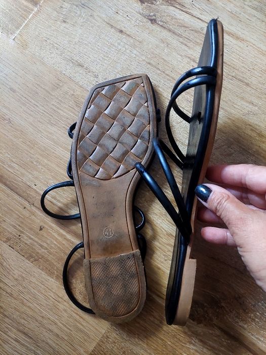 Klapki czarne na płaskiej podeszwie, rozm. 41, dł. wkładki około 25cm.