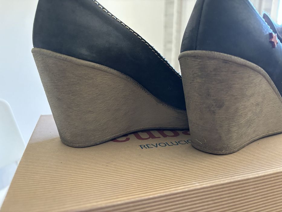 Sapatos de salto em cunha marca Cubanas