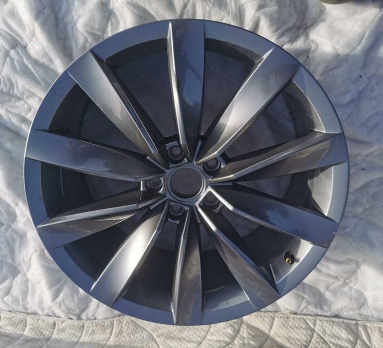 Felga aluminiowa 8Jx19 VW Arteon Golf 5x112 ET40 demo