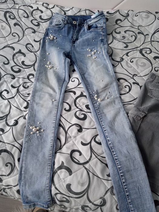 Piękne jeansy z perełkami z przodu 34/36