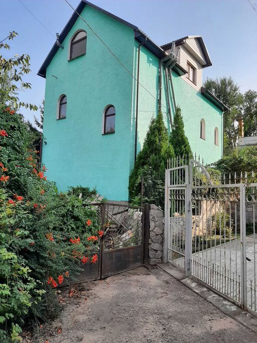 Сдам 2-3й этажи в доме в Соловьиной роще возле воды. Без мебели