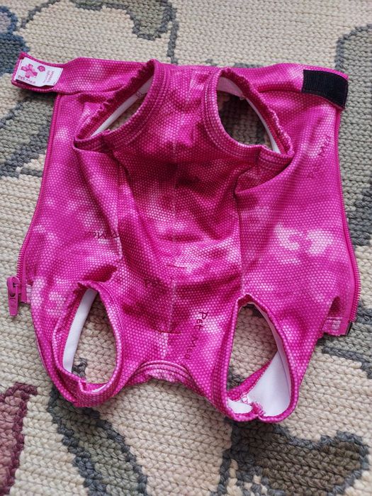 Roupa pós cirúrgica para cadela da Pet Med