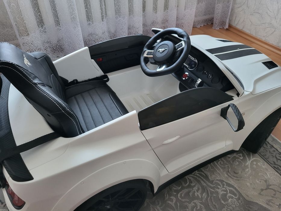 Дитячий електромобіль