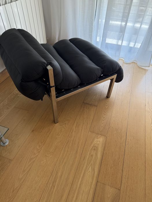 Poltrona de Design — Aço Cromado + Almofadas Tubulares Pretas