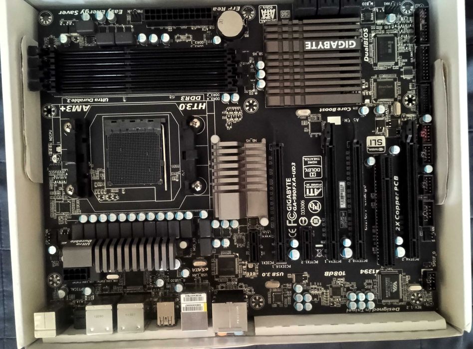 Материнська плата Gigabyte GA-990FXA-UD3