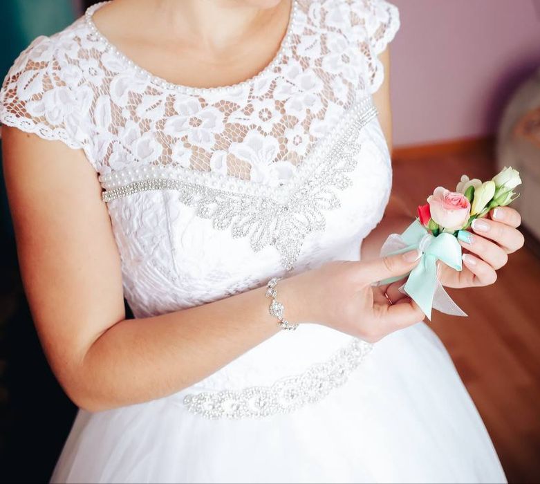 Біле весільне плаття