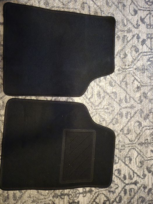 Tapetes novos para carro.