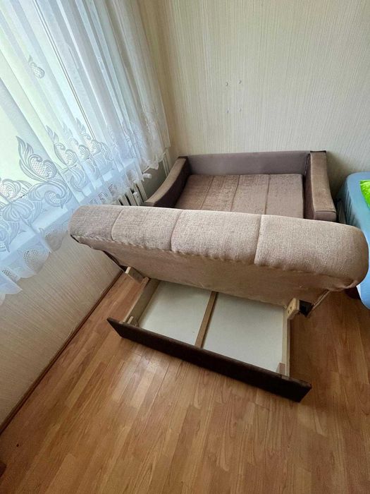 Sofa dwuosobowa z funkcją spania i pojemnikiem